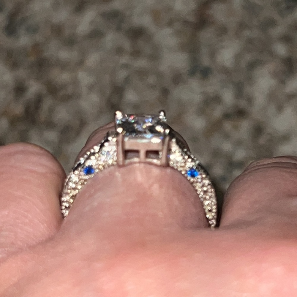 NWT. Women’s white emerald cut stone with blue/white stones. Fashion ring Size 8 - Picture 6 of 9